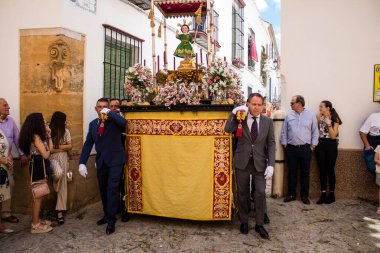 Carmona, İspanya - 19 Haziran 2022 Carmona Corpus Christi, Santa Maria Kilisesi 'ne giden dini geçit töreni, dini heykeller, küçük çocuklar, Hıristiyanlar ve bir müzik grubundan oluşuyor.