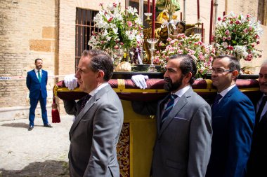 Carmona, İspanya - 19 Haziran 2022 Carmona Corpus Christi, Santa Maria Kilisesi 'ne giden dini geçit töreni, dini heykeller, küçük çocuklar, Hıristiyanlar ve bir müzik grubundan oluşuyor.