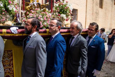 Carmona, İspanya - 19 Haziran 2022 Carmona Corpus Christi, Santa Maria Kilisesi 'ne giden dini geçit töreni, dini heykeller, küçük çocuklar, Hıristiyanlar ve bir müzik grubundan oluşuyor.