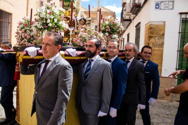 Carmona, İspanya - 19 Haziran 2022 Carmona Corpus Christi, Santa Maria Kilisesi 'ne giden dini geçit töreni, dini heykeller, küçük çocuklar, Hıristiyanlar ve bir müzik grubundan oluşuyor.