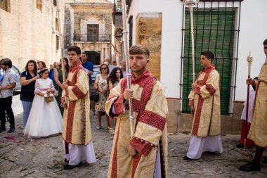 Carmona, İspanya - 19 Haziran 2022 Carmona Corpus Christi, Santa Maria Kilisesi 'ne giden dini geçit töreni, dini heykeller, küçük çocuklar, Hıristiyanlar ve bir müzik grubundan oluşuyor.
