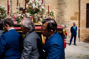 Carmona, İspanya - 19 Haziran 2022 Carmona Corpus Christi, Santa Maria Kilisesi 'ne giden dini geçit töreni, dini heykeller, küçük çocuklar, Hıristiyanlar ve bir müzik grubundan oluşuyor.