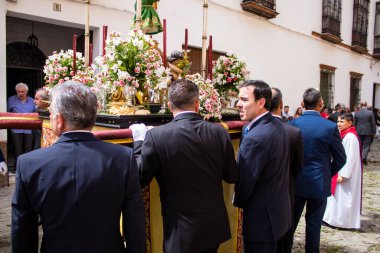 Carmona, İspanya - 19 Haziran 2022 Carmona Corpus Christi, Santa Maria Kilisesi 'ne giden dini geçit töreni, dini heykeller, küçük çocuklar, Hıristiyanlar ve bir müzik grubundan oluşuyor.