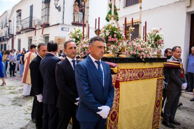 Carmona, İspanya - 19 Haziran 2022 Carmona Corpus Christi, Santa Maria Kilisesi 'ne giden dini geçit töreni, dini heykeller, küçük çocuklar, Hıristiyanlar ve bir müzik grubundan oluşuyor.