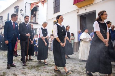 Carmona, İspanya - 19 Haziran 2022 Carmona Corpus Christi, Santa Maria Kilisesi 'ne giden dini geçit töreni, dini heykeller, küçük çocuklar, Hıristiyanlar ve bir müzik grubundan oluşuyor.