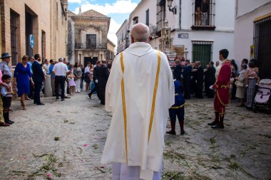 Carmona, İspanya - 19 Haziran 2022 Carmona Corpus Christi, Santa Maria Kilisesi 'ne giden dini geçit töreni, dini heykeller, küçük çocuklar, Hıristiyanlar ve bir müzik grubundan oluşuyor.