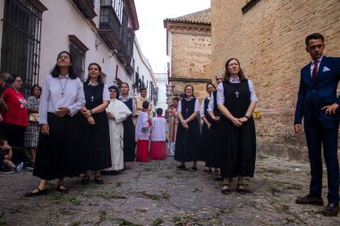 Carmona, İspanya - 19 Haziran 2022 Carmona Corpus Christi, Santa Maria Kilisesi 'ne giden dini geçit töreni, dini heykeller, küçük çocuklar, Hıristiyanlar ve bir müzik grubundan oluşuyor.