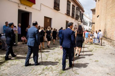 Carmona, İspanya - 19 Haziran 2022 Carmona Corpus Christi, Santa Maria Kilisesi 'ne giden dini geçit töreni, dini heykeller, küçük çocuklar, Hıristiyanlar ve bir müzik grubundan oluşuyor.