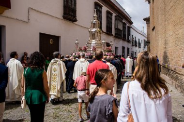 Carmona, İspanya - 19 Haziran 2022 Carmona Corpus Christi, Santa Maria Kilisesi 'ne giden dini geçit töreni, dini heykeller, küçük çocuklar, Hıristiyanlar ve bir müzik grubundan oluşuyor.