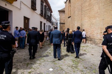 Carmona, İspanya - 19 Haziran 2022 Carmona Corpus Christi, Santa Maria Kilisesi 'ne giden dini geçit töreni, dini heykeller, küçük çocuklar, Hıristiyanlar ve bir müzik grubundan oluşuyor.