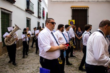 Carmona, İspanya - 19 Haziran 2022 Carmona Corpus Christi, Santa Maria Kilisesi 'ne giden dini geçit töreni, dini heykeller, küçük çocuklar, Hıristiyanlar ve bir müzik grubundan oluşuyor.