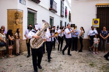 Carmona, İspanya - 19 Haziran 2022 Carmona Corpus Christi, Santa Maria Kilisesi 'ne giden dini geçit töreni, dini heykeller, küçük çocuklar, Hıristiyanlar ve bir müzik grubundan oluşuyor.