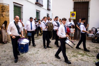 Carmona, İspanya - 19 Haziran 2022 Carmona Corpus Christi, Santa Maria Kilisesi 'ne giden dini geçit töreni, dini heykeller, küçük çocuklar, Hıristiyanlar ve bir müzik grubundan oluşuyor.