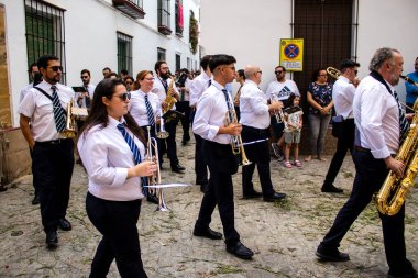 Carmona, İspanya - 19 Haziran 2022 Carmona Corpus Christi, Santa Maria Kilisesi 'ne giden dini geçit töreni, dini heykeller, küçük çocuklar, Hıristiyanlar ve bir müzik grubundan oluşuyor.