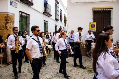 Carmona, İspanya - 19 Haziran 2022 Carmona Corpus Christi, Santa Maria Kilisesi 'ne giden dini geçit töreni, dini heykeller, küçük çocuklar, Hıristiyanlar ve bir müzik grubundan oluşuyor.