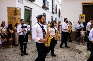 Carmona, İspanya - 19 Haziran 2022 Carmona Corpus Christi, Santa Maria Kilisesi 'ne giden dini geçit töreni, dini heykeller, küçük çocuklar, Hıristiyanlar ve bir müzik grubundan oluşuyor.