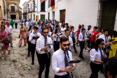 Carmona, İspanya - 19 Haziran 2022 Carmona Corpus Christi, Santa Maria Kilisesi 'ne giden dini geçit töreni, dini heykeller, küçük çocuklar, Hıristiyanlar ve bir müzik grubundan oluşuyor.
