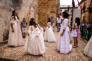 Carmona, İspanya - 19 Haziran 2022 Carmona Corpus Christi, Santa Maria Kilisesi 'ne giden dini geçit töreni, dini heykeller, küçük çocuklar, Hıristiyanlar ve bir müzik grubundan oluşuyor.