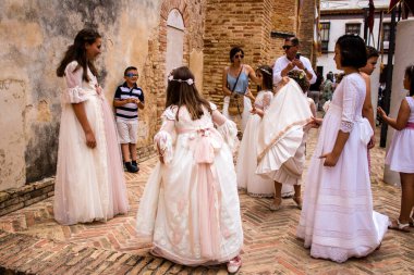 Carmona, İspanya - 19 Haziran 2022 Carmona Corpus Christi, Santa Maria Kilisesi 'ne giden dini geçit töreni, dini heykeller, küçük çocuklar, Hıristiyanlar ve bir müzik grubundan oluşuyor.