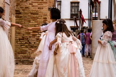 Carmona, İspanya - 19 Haziran 2022 Carmona Corpus Christi, Santa Maria Kilisesi 'ne giden dini geçit töreni, dini heykeller, küçük çocuklar, Hıristiyanlar ve bir müzik grubundan oluşuyor.