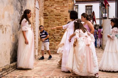 Carmona, İspanya - 19 Haziran 2022 Carmona Corpus Christi, Santa Maria Kilisesi 'ne giden dini geçit töreni, dini heykeller, küçük çocuklar, Hıristiyanlar ve bir müzik grubundan oluşuyor.