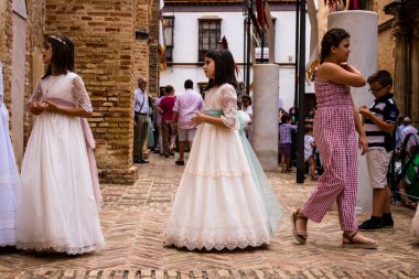 Carmona, İspanya - 19 Haziran 2022 Carmona Corpus Christi, Santa Maria Kilisesi 'ne giden dini geçit töreni, dini heykeller, küçük çocuklar, Hıristiyanlar ve bir müzik grubundan oluşuyor.
