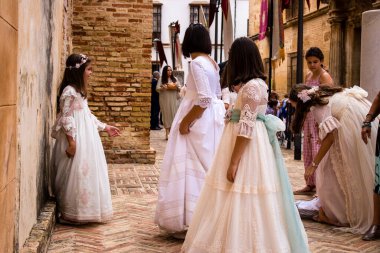 Carmona, İspanya - 19 Haziran 2022 Carmona Corpus Christi, Santa Maria Kilisesi 'ne giden dini geçit töreni, dini heykeller, küçük çocuklar, Hıristiyanlar ve bir müzik grubundan oluşuyor.