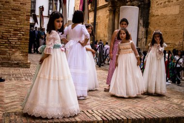Carmona, İspanya - 19 Haziran 2022 Carmona Corpus Christi, Santa Maria Kilisesi 'ne giden dini geçit töreni, dini heykeller, küçük çocuklar, Hıristiyanlar ve bir müzik grubundan oluşuyor.