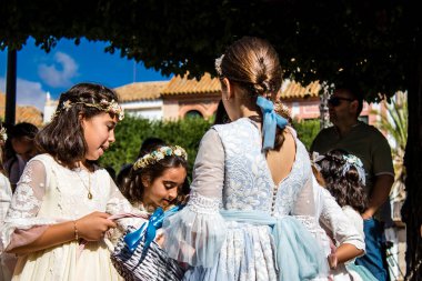 Carmona, İspanya - 19 Haziran 2022 Corpus Christi de Carmona, çocuklarla birlikte Santa Maria Kilisesi 'ne yapılan dini geçit töreni.