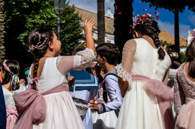 Carmona, İspanya - 19 Haziran 2022 Corpus Christi de Carmona, çocuklarla birlikte Santa Maria Kilisesi 'ne yapılan dini geçit töreni.