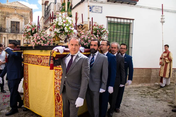 Carmona, İspanya - 19 Haziran 2022 Carmona Corpus Christi, Santa Maria Kilisesi 'ne giden dini geçit töreni, dini heykeller, küçük çocuklar, Hıristiyanlar ve bir müzik grubundan oluşuyor.