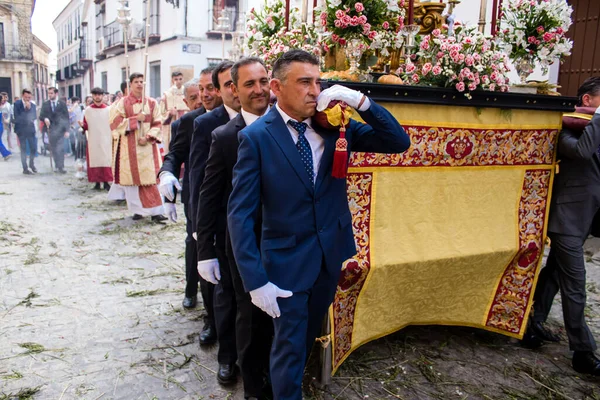 Carmona, İspanya - 19 Haziran 2022 Carmona Corpus Christi, Santa Maria Kilisesi 'ne giden dini geçit töreni, dini heykeller, küçük çocuklar, Hıristiyanlar ve bir müzik grubundan oluşuyor.