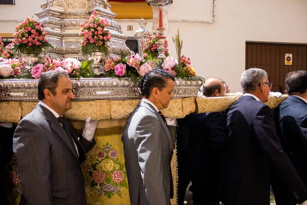 Carmona, İspanya - 19 Haziran 2022 Carmona Corpus Christi, Santa Maria Kilisesi 'ne giden dini geçit töreni, dini heykeller, küçük çocuklar, Hıristiyanlar ve bir müzik grubundan oluşuyor.