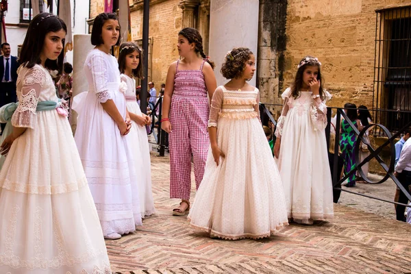 Carmona, İspanya - 19 Haziran 2022 Carmona Corpus Christi, Santa Maria Kilisesi 'ne giden dini geçit töreni, dini heykeller, küçük çocuklar, Hıristiyanlar ve bir müzik grubundan oluşuyor.