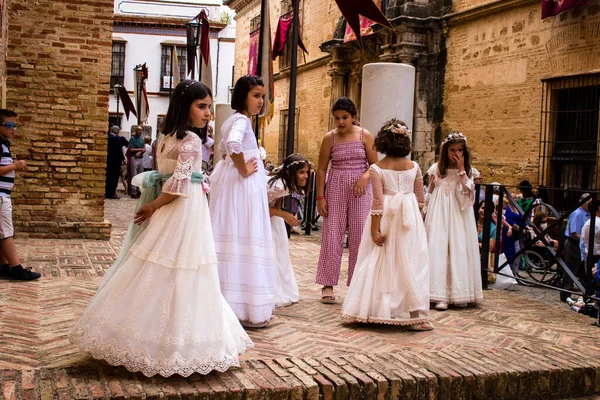 Carmona, İspanya - 19 Haziran 2022 Carmona Corpus Christi, Santa Maria Kilisesi 'ne giden dini geçit töreni, dini heykeller, küçük çocuklar, Hıristiyanlar ve bir müzik grubundan oluşuyor.