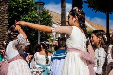 Carmona, İspanya - 19 Haziran 2022 Corpus Christi de Carmona, çocuklarla birlikte Santa Maria Kilisesi 'ne yapılan dini geçit töreni.