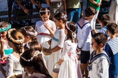 Carmona, İspanya - 19 Haziran 2022 Corpus Christi de Carmona, çocuklarla birlikte Santa Maria Kilisesi 'ne yapılan dini geçit töreni.