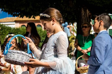 Carmona, İspanya - 19 Haziran 2022 Corpus Christi de Carmona, çocuklarla birlikte Santa Maria Kilisesi 'ne yapılan dini geçit töreni.