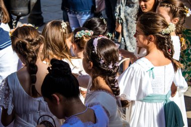 Carmona, İspanya - 19 Haziran 2022 Corpus Christi de Carmona, çocuklarla birlikte Santa Maria Kilisesi 'ne yapılan dini geçit töreni.