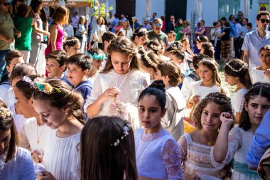 Carmona, İspanya - 19 Haziran 2022 Corpus Christi de Carmona, çocuklarla birlikte Santa Maria Kilisesi 'ne yapılan dini geçit töreni.