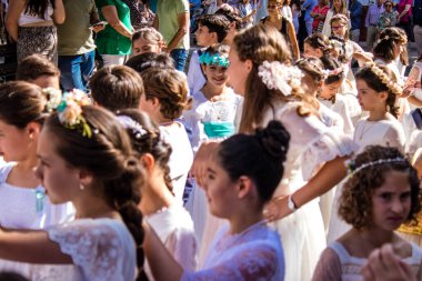 Carmona, İspanya - 19 Haziran 2022 Corpus Christi de Carmona, çocuklarla birlikte Santa Maria Kilisesi 'ne yapılan dini geçit töreni.