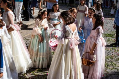 Carmona, İspanya - 19 Haziran 2022 Corpus Christi de Carmona, çocuklarla birlikte Santa Maria Kilisesi 'ne yapılan dini geçit töreni.