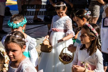 Carmona, İspanya - 19 Haziran 2022 Corpus Christi de Carmona, çocuklarla birlikte Santa Maria Kilisesi 'ne yapılan dini geçit töreni.