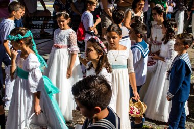 Carmona, İspanya - 19 Haziran 2022 Corpus Christi de Carmona, çocuklarla birlikte Santa Maria Kilisesi 'ne yapılan dini geçit töreni.