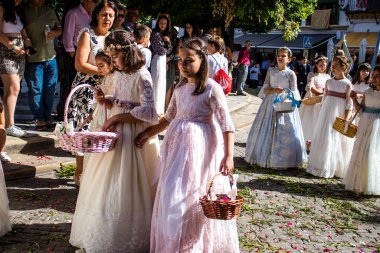 Carmona, İspanya - 19 Haziran 2022 Corpus Christi de Carmona, çocuklarla birlikte Santa Maria Kilisesi 'ne yapılan dini geçit töreni.
