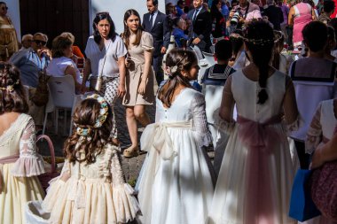 Carmona, İspanya - 19 Haziran 2022 Corpus Christi de Carmona, çocuklarla birlikte Santa Maria Kilisesi 'ne yapılan dini geçit töreni.