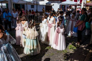 Carmona, İspanya - 19 Haziran 2022 Corpus Christi de Carmona, çocuklarla birlikte Santa Maria Kilisesi 'ne yapılan dini geçit töreni.