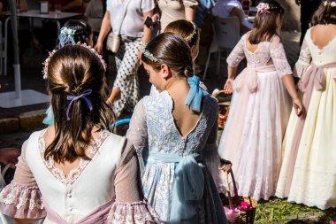 Carmona, İspanya - 19 Haziran 2022 Corpus Christi de Carmona, çocuklarla birlikte Santa Maria Kilisesi 'ne yapılan dini geçit töreni.