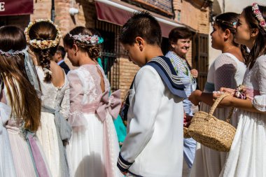 Carmona, İspanya - 19 Haziran 2022 Corpus Christi de Carmona, çocuklarla birlikte Santa Maria Kilisesi 'ne yapılan dini geçit töreni.