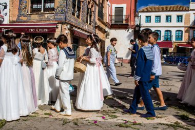 Carmona, İspanya - 19 Haziran 2022 Corpus Christi de Carmona, çocuklarla birlikte Santa Maria Kilisesi 'ne yapılan dini geçit töreni.